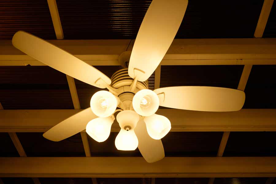 Decken-Ventilator mit Licht (de.depositphotos.com)