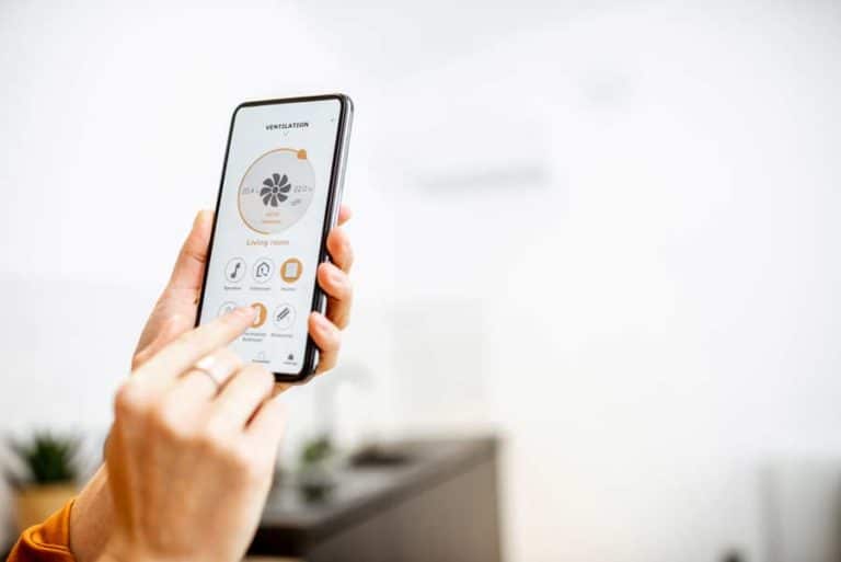 Smart Home Ventilator über Handy gesteuert (de.depositphotos.com)