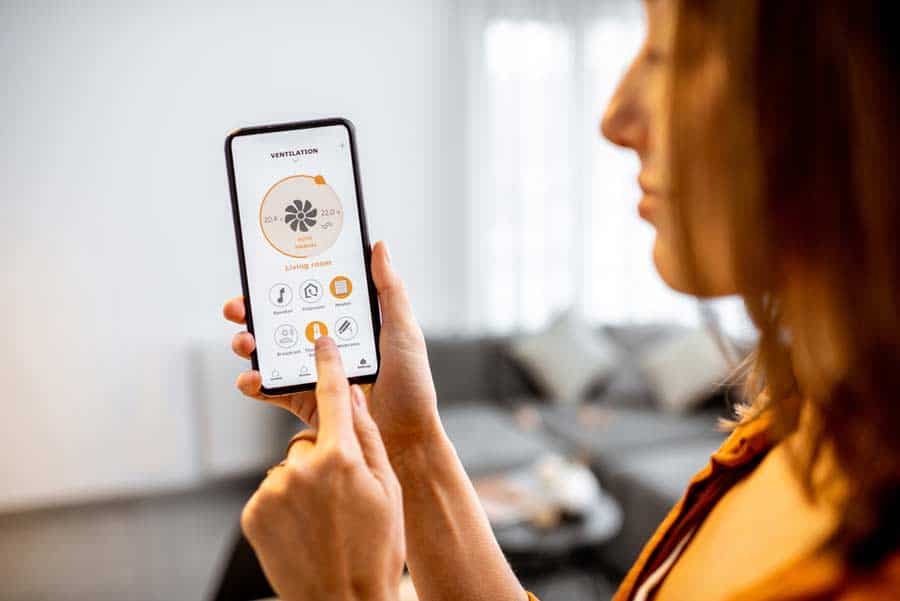 Smart Home Ventilator über Smartphone gesteuert (de.depositphotos.com)